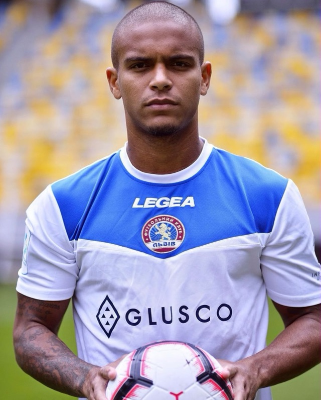 Jonathan ZJ com a bola nas mãos no estádio