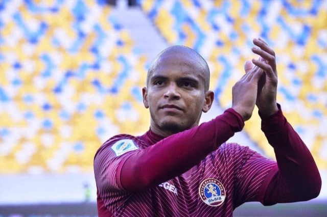 Jonathan ZJ aplaudindo a torcida